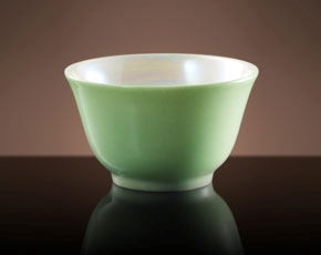 Glamour Tea Bowl in Green Almond